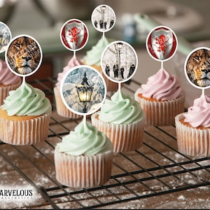 Può includere: Un set di topper per cupcake con immagini tratte dalla popolare serie di libri, "Le Cronache di Narnia". I topper includono un leone, un lampione e uno scudo con un leone.