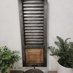 Candelabro de pared con diseño de arco de metal corrugado de 16,5" de alto, ideal para decorar paredes.
