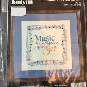 Puede incluir: Kit de punto de cruz contado enmarcado de Janlynn. El diseño presenta el texto "Music is a fair & glorious gift of God" rodeado de notas musicales. Tamaño final: 25,4 cm x 25,4 cm.