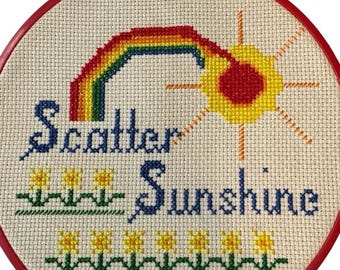 Arte de bordado con arcoíris dispersos y rayos de sol terminados, orgullo LGBTQ