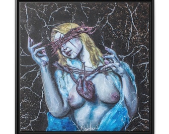Può includere: Un dipinto di una donna con una corona di spine sulla testa e un cuore nel petto. La donna è nuda e ha un panno blu drappeggiato su di lei. Lo sfondo è scuro e ha un effetto screpolato.