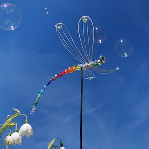 Bunte Libelle - Blumenstecker aus Glas Deko Pflanzenstecker für Blumentopf Dekostecker Garten Deko bunt Gartenstecker Draht | 13x13x40cm