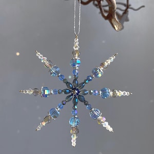 Perlenstern Schneeflocke Blau | ausgefallener Christbaumschmuck aus Glas | Weihnachtsschmuck aus Perlen | Weihnachtsdeko Baum | Ø 7,5cm