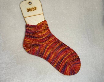 Lustige handgestrickte Herbstsocken