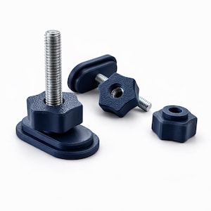 Puede incluir: Un juego de tres tazas de cerámica con un acabado mate moteado. Cada taza presenta un color diferente: azul claro, crema y gris. Las tazas tienen un diseño simple y moderno y un asa cómoda.