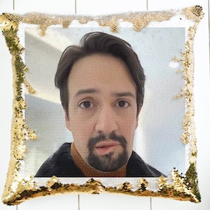 Lin Manuel Miranda Lip Bite Meme Almohada de lentejuelas / Decoración del hogar / Funda de almohada y relleno / Almohada mágica decorativa / Imagen oculta / Regalo divertido