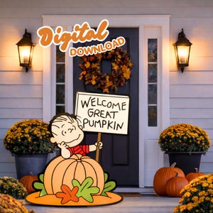 Könnte beinhalten: Herbstliche Gartendekoration mit einem Cartoon-Ausschnitt von Linus aus der Peanuts-Bande, der auf einem Kürbis sitzt und ein Schild mit der Aufschrift "Welcome Great Pumpkin" hält. Digitaler Download.