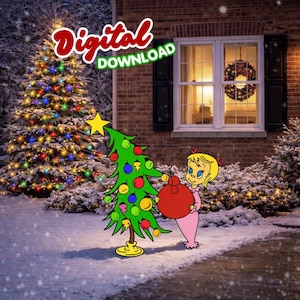 Könnte beinhalten: Ein digitaler Download-Bild mit einer Weihnachtsszene. Ein geschmückter Weihnachtsbaum mit bunten Lichtern steht neben einem Zeichentrickbaum, der von einer Zeichentrickfigur geschmückt wird. Der Text "Digital Download" ist enthalten.