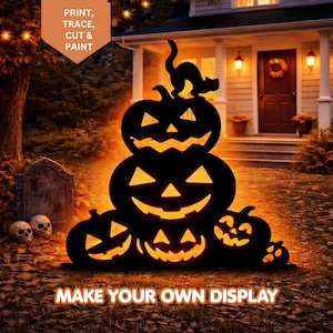 Puede incluir: Una exhibición de calabazas de Halloween negras con caras talladas y una silueta de gato negro en la parte superior. El texto "PRINT, TRACE, CUT & PAINT" y "MAKE YOUR OWN DISPLAY" son visibles. La exhibición está en un césped.