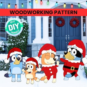 Peut inclure: Image festive avec quatre personnages de dessins animés vêtus de costumes de Père Noël, devant une maison enneigée. Les mots "Woodworking Pattern" sont affichés au-dessus des personnages, avec un logo "DIY" à gauche.