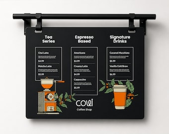 Könnte beinhalten: Eine schwarze rechteckige Menütafel, die an einer schwarzen Metallstange hängt. Das Menü zeigt drei Spalten mit den Titeln Tea Series, Espresso Based und Signature Drinks mit Preisen. Es enthält Illustrationen einer Kaffeemühle und eines Kaffeebechers.