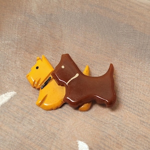 Vintage Bakelite Scottie Dog Brooch – Butterscotch & Brown Figural Terrier Pin, 1940s–50s Retro Kitsch Jewelry