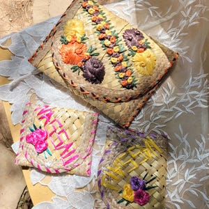 Pochette florale vintage en paille de raphia - Sacs brodés tissés à la main - Porte-monnaie bohème - Accessoire d'été - Convient pour un téléphone - Fait main