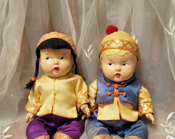 ヴィンテージの儀式用アジア/中国人形のペア、磁器製の頭、手、足付き
