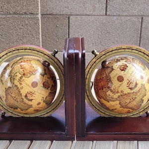 Sujetalibros vintage con forma de globo terráqueo antiguo / Globos terráqueos giratorios de madera / Decoración de escritorio de mediados de siglo / Juego de sujetalibros funcional