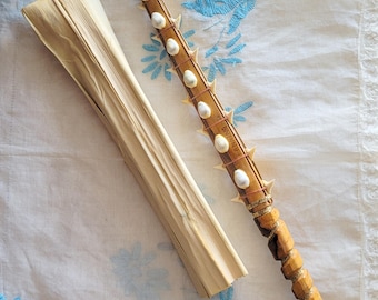 アフリカのゴゴ族のルング木製投げ棍棒、ヘビとキリンの彫刻が施された