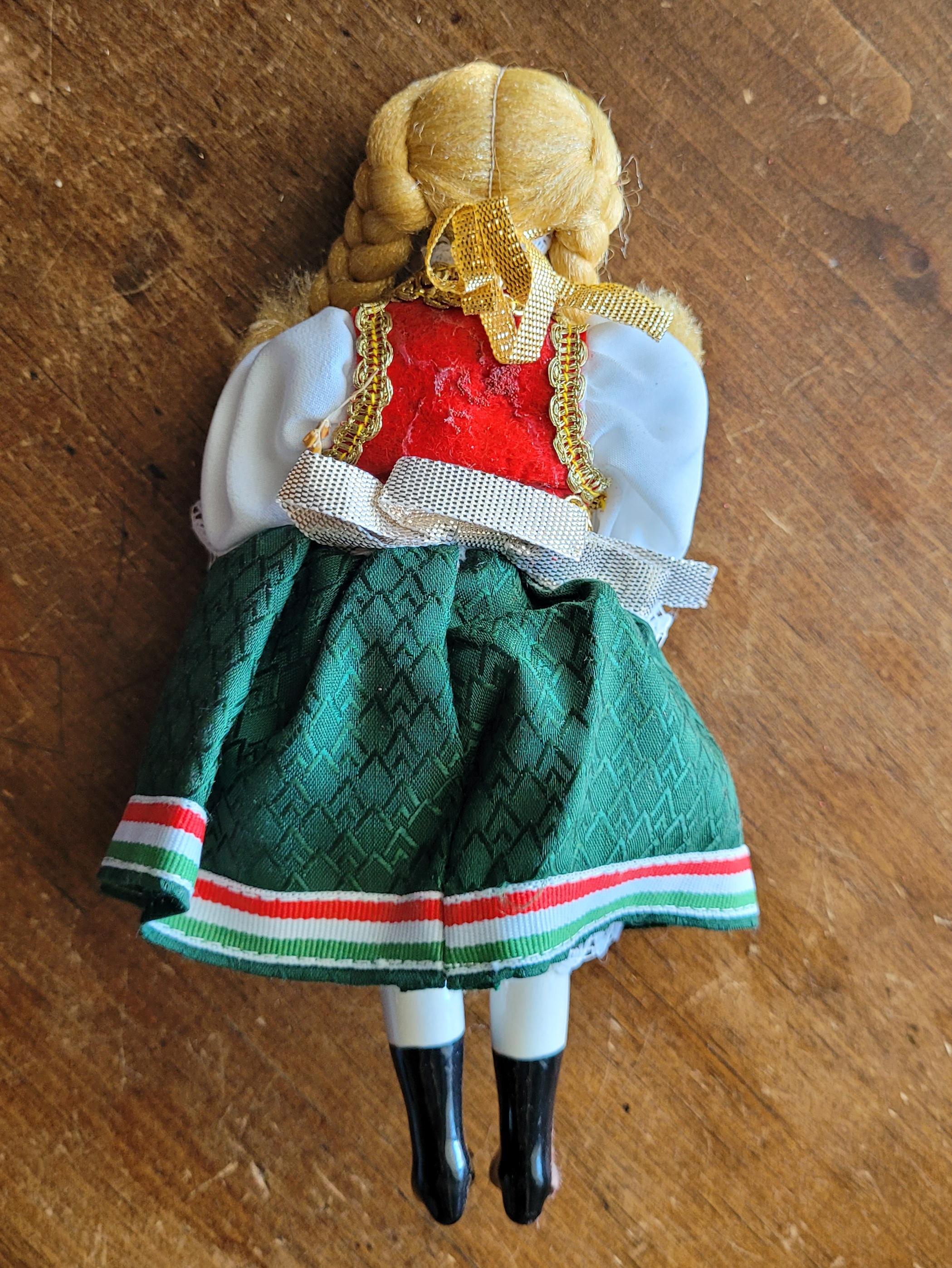 1970年代のヴィンテージ東ヨーロッパの民族衣装人形 - コレクター向け