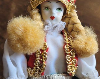 Muñeca de porcelana folclórica de Europa del Este, estilo vintage de los años 70, artículo de colección, recuerdo, hecha a mano en estudio, muñeca tradicional de 18 cm de altura.