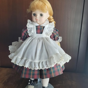 Muñeca vintage Madame Alexander McGuffey Ana n.° 1525, década de 1970, coleccionable, 33 cm, vestido a cuadros y delantal de encaje, muñeca clásica de exhibición, fabricada en Nueva York.