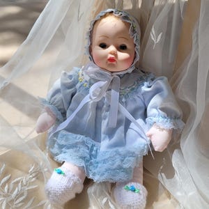 Vintage 12.5″ Cloth Baby Doll ALEMANIE ©1977, Sleep Eyes, Blue Embroidered Dress& Bonnet, Retro Nursery Toy, French-German Vintage Soft Doll