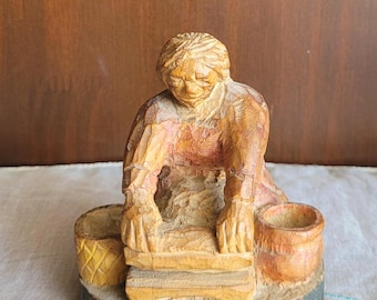 Figurine de femme vintage en bois sculpté d'art populaire sculpté à la main, sculpture de femme de travail rustique, décor primitif