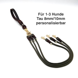 Può includere: Una tazza di ceramica bianca con manico nero e la scritta "But First, Coffee" in nero, con un carattere a mano. La tazza è su una superficie bianca.