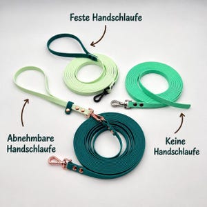 Pode incluir: Três trelas para cão em tons de verde, incluindo uma trela verde-azulado escuro com pega removível, uma trela verde-menta claro com pega fixa e uma trela verde-menta brilhante sem pega. Cada trela possui ferragens e rebites metálicos.