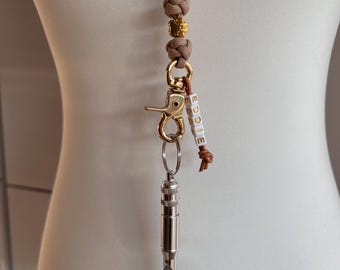 Gepersonaliseerd hondenfluitje aan een koord met de naam van de hond, fluitjehouder inclusief hondenfluitje, aluminium trainingsfluitje, geschikt voor hondenschool, gevlochten paracord, lichtgewicht