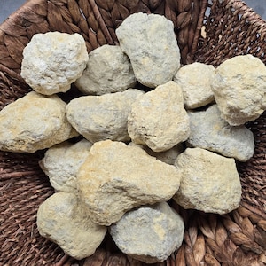 Puede incluir: Un letrero de madera rústico con el texto "Welcome to our home" en letras blancas. El letrero presenta un acabado envejecido y un diseño sencillo y acogedor, ideal para la decoración de la puerta principal.