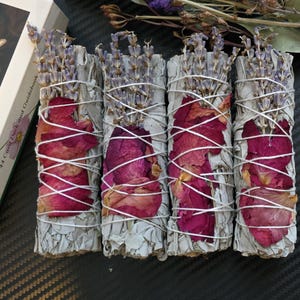 4er Pack Lavendel und Rosenblüten Salbei Zauberstäbe ~ Meditations-Werkzeug ~ Geschenk für Halloween ~