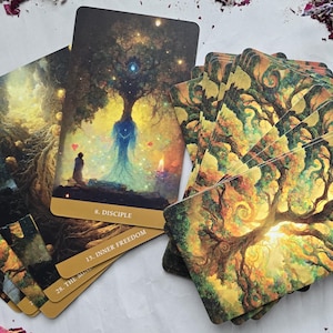 Peut inclure: Un jeu de cartes oracle avec des illustrations colorées d'arbres et de personnages. Les cartes ont des bordures dorées et des titres tels que "Disciple" et "Inner Freedom". L'œuvre d'art présente des tons chauds de jaune, de vert et de marron.