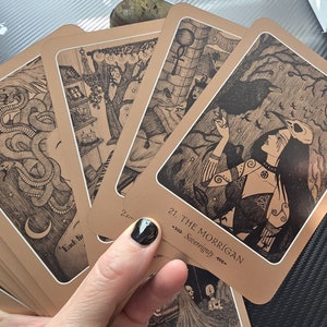 Mazzo di Oracoli della Donna Selvaggia, Mazzo di Oracoli del Femminile Oscuro, 36 Carte con Bordo Dorato, Oracolo del Folklore, Strumenti di Divinazione, Regalo di Auto-Scoperta, Regalo Spirituale