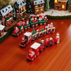 Könnte beinhalten: Eine Sammlung von Miniatur-Weihnachtszügen in Rot, Grün und Braun. Jeder Waggon ist mit festlichen Dekorationen wie Schneemännern, Weihnachtsbäumen und Rentieren verziert. Die Züge sind auf einer Holzoberfläche angeordnet, mit Miniaturhäusern im Hintergrund.
