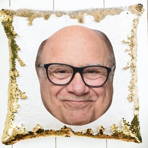 Regalo de Danny Devito, almohada Danny Devito, regalo divertido, regalo para ella, regalo para él, regalo de almohada de lentejuelas, regalo de los amantes, almohada de 15&quot; x 15&quot;.