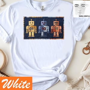 Könnte beinhalten: Weißes T-Shirt mit einem rechteckigen Aufnäher mit drei Roboter-Designs. Jeder Roboter hat ein anderes Farbschema und eine andere Nummer: 01, 10 und 11. Die Roboter sind vor einem dunkelblauen Hintergrund platziert.
