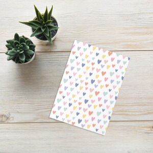 Tarjeta de felicitación con corazones de confeti (en blanco)