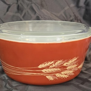 Cacerola redonda Pyrex Autumn Harvest 475-B de 2,5 cuartos con tapa