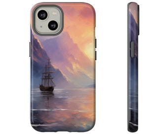 Puede incluir: Una funda de teléfono rectangular con una ilustración de paisaje impresa de un velero navegando en aguas tranquilas cerca de grandes montañas bajo un cielo al atardecer con tonos naranjas, morados y azules. Muestra vistas trasera y lateral.
