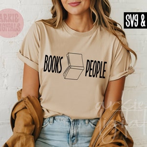 I LIBRI SONO MEGLIO DELLE PERSONE Svg Png, Libro tok Svg Png, Amante dei libri, Festa della mamma, Terapia della lettura, Topo dei libri Png Svg, Appassionato di libri, Introverso