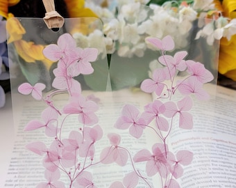 Lesezeichen aus gepressten, rosavioletten Hortensienblüten: Echte Trockenblumen, botanisches Geschenk, Valentinstagsgeschenk