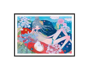 Peut inclure: Une peinture colorée d'une jeune femme aux longs cheveux bleus, portant une chemise vert clair et un bas de bikini bleu, se relaxant sur un coussin rouge avec un chat blanc. L'arrière-plan présente une mer bleue et verte avec des nuages blancs, et une variété de fleurs en rose, blanc et bleu.