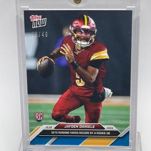 Jayden Daniels - Rookie RC Card #19, Blue Parallel Edição Limitada de 49, 2024 TOPPS Now® Estabelece Recorde de Jardas Corridas por Rookie QB, Commanders
