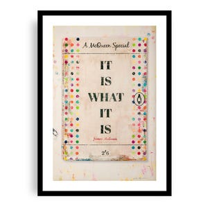 Könnte beinhalten: Gerahmter Kunstdruck mit dem Text "IT IS WHAT IT IS" in fetten schwarzen Buchstaben. Das Kunstwerk hat eine Vintage-Ästhetik mit bunten Tupfen und den Worten "A McQueen Special" oben. Der Druck ist in einem schwarzen Rahmen.