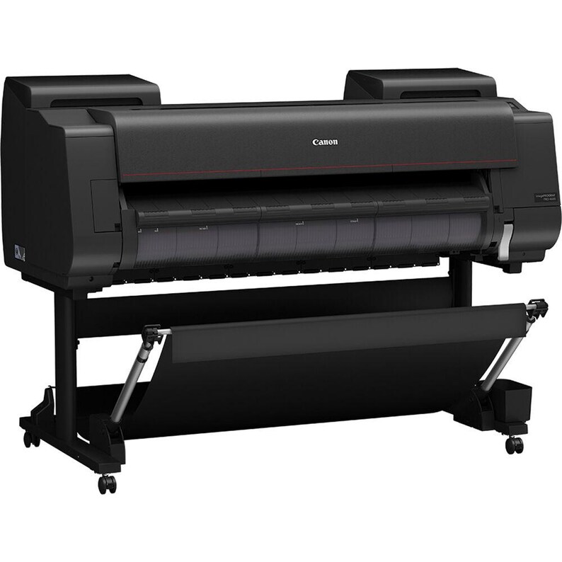 Peut inclure: Une grande imprimante Canon noire sur un support &agrave; roulettes. L'imprimante pr&eacute;sente une ligne d'accentuation rouge et le logo Canon. Le support comprend un r&eacute;cepteur de papier. L'imprimante est con&ccedil;ue pour l'impression grand format.