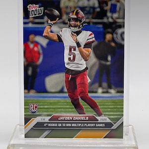 Jayden Daniels - Rookie RC Card #23, 2024 TOPPS Now® 4º QB Rookie a vencer vários jogos de playoff, edição limitada, Washington Commanders