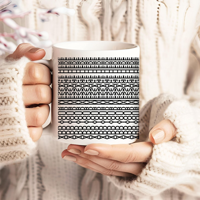 Pode incluir: Caneca de cer&acirc;mica branca com um padr&atilde;o geom&eacute;trico preto repetido. O design inclui v&aacute;rias combina&ccedil;&otilde;es de linhas e formas, criando um efeito de borda visualmente interessante. A caneca &eacute; segurada por uma pessoa que usa um su&eacute;ter creme.