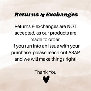 Pode incluir: Texto em fundo branco: "Returns & Exchanges". Explica que n&atilde;o s&atilde;o aceites devolu&ccedil;&otilde;es e trocas porque os produtos s&atilde;o feitos por encomenda. Os clientes s&atilde;o convidados a contactar o vendedor em caso de problemas. Um cora&ccedil;&atilde;o preto na parte inferior.