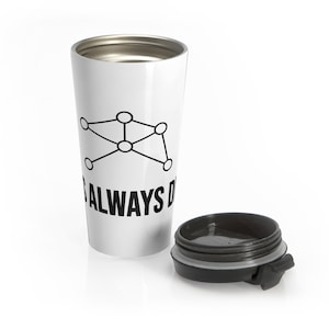 Puede incluir: Un vaso de viaje blanco con un gráfico negro de una red de nodos conectados y el texto negro parcial "S ALWAYS D". El vaso tiene un borde metálico y una tapa de plástico negro separada con un diseño de rosca junto al recipiente principal.