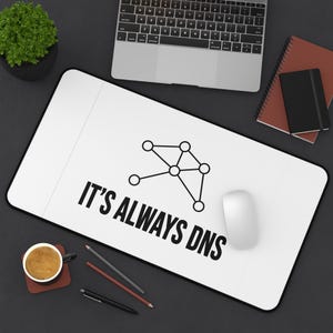 È sempre DNS Tappetino da scrivania / Tappetino per mouse divertente per amministratori di sistema / Accessori da scrivania per ingegneri di rete / Regalo per ufficio IT per lui