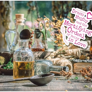 Könnte beinhalten: Ein Stillleben mit Apothekerflaschen, einem Metalllöffel und getrockneten Kräutern. Das Bild enthält einen Aufkleber mit dem Text "Draco Malfoy and the Mortifying Ordeal of Being in Love". Die Szene ist auf einer Holzoberfläche arrangiert.